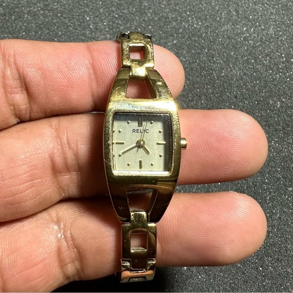 Relic Ladies Watch Gold Tone Squared Quartz Working With New Battery - Picture 1 of 7
